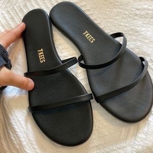 WOMENS TKEES TWO STRAP FLAT BLACK SANDAL SIZE 6US/ 37 EUR , A SUMMER STAPLE!!